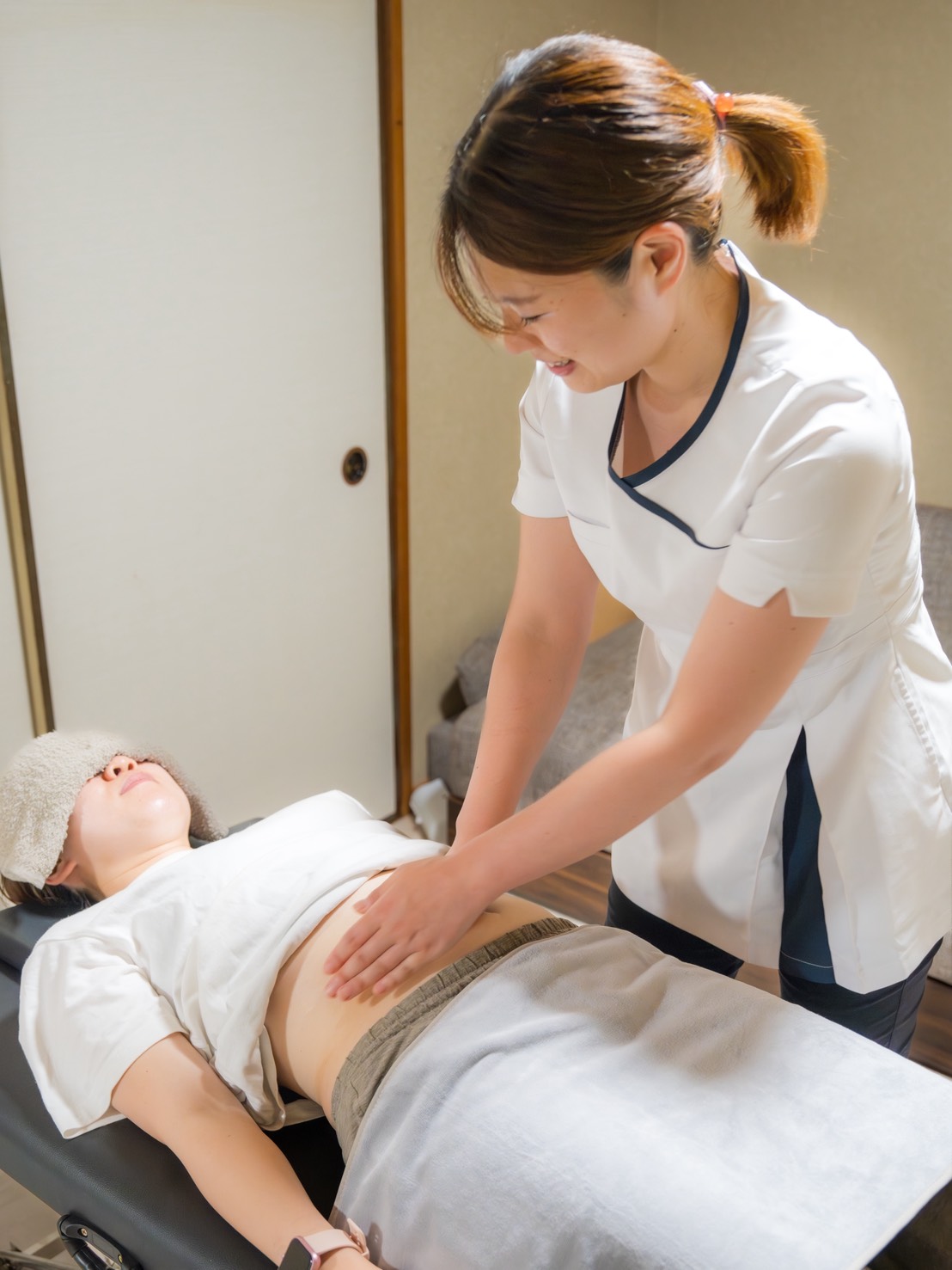 腸もみ施術の様子